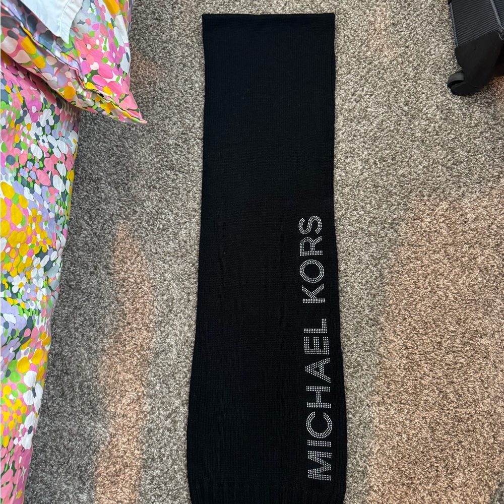 Michael Kors Elegant Black Scarf